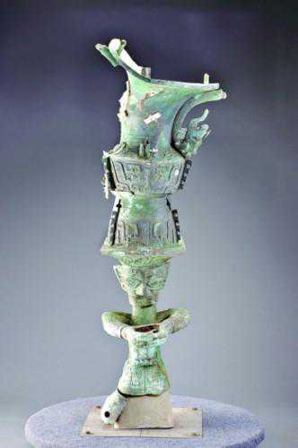 三星堆跨坑拼出两件大型青铜器