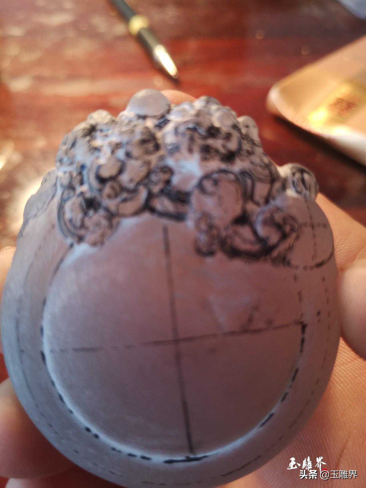 圆润！太狮少狮盘踞，这翡翠设计得繁简相宜