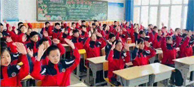 舞动青春  阳光成长！曹妃甸第二实验小学开展课桌舞评比活动