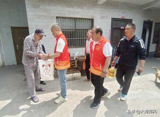 新密一男子遭遇意外全身烧伤80% 江勇爱心团队资助其女上学生活费