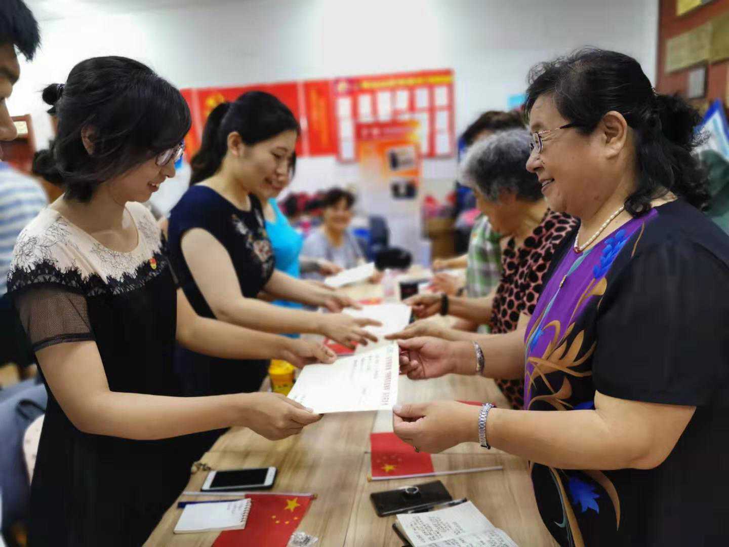 “双报到”单位下基层，服务送到居民家