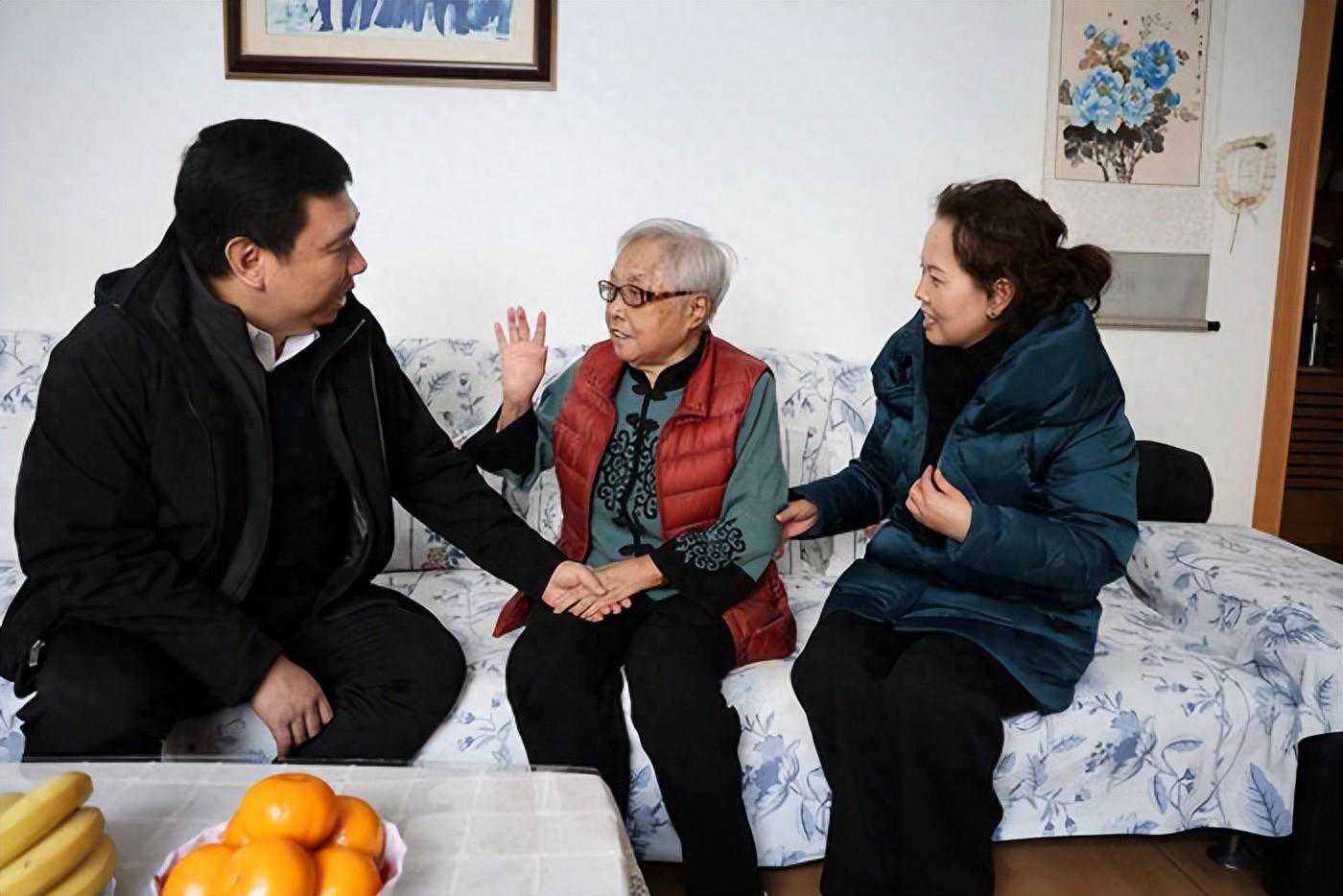 自治区科协领导春节前慰问离退休老干部