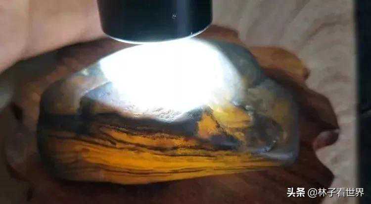 很多人玩不懂的极品黄龙玉“乌鸦皮”龙陵料