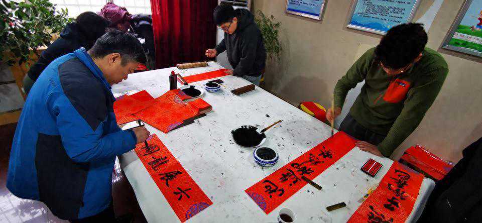 毓璜顶街道毓西社区：翰墨飘香增年味，新春祝福与民欢