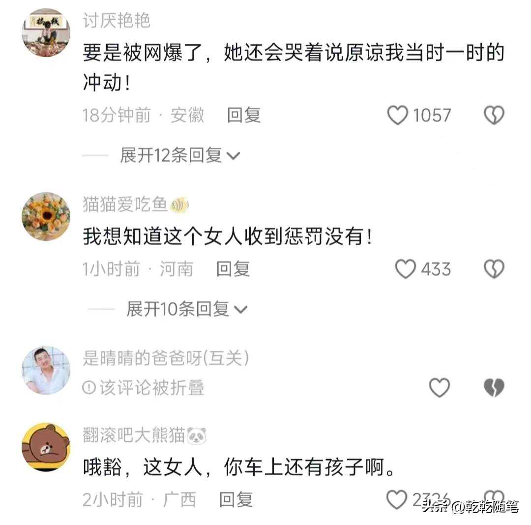 太嚣张了，一女子在学校门口驾车冲撞交警，还向交警吐口水！