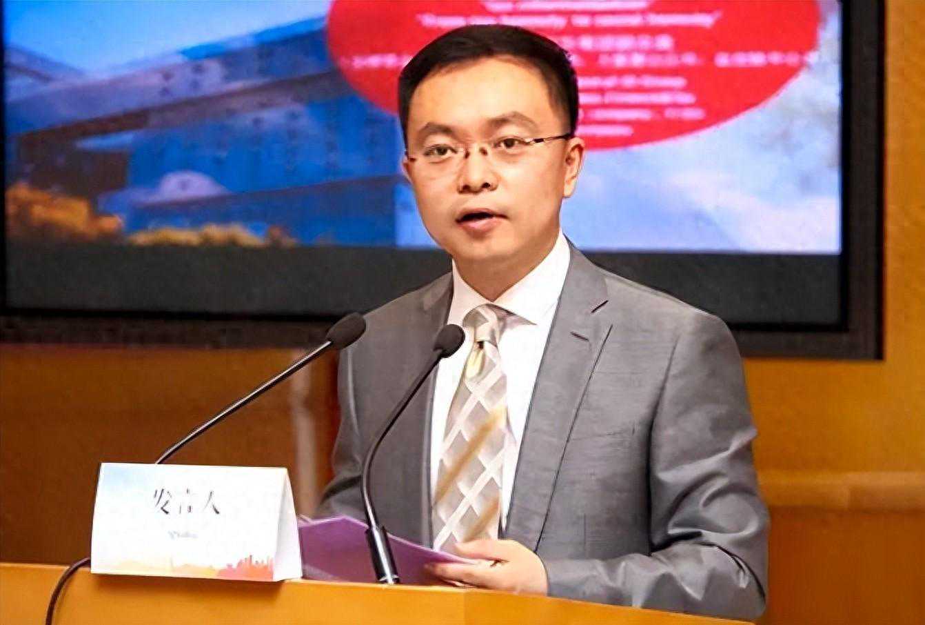 蔡磊再捐1亿后，脊椎已歪舌头萎缩，靠戴呼吸机睡觉洗澡用绳绑着