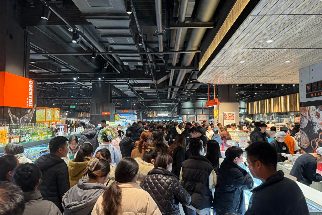 于东来成功的背后：把9成的利润分给员工，连清洁工月薪都有7千