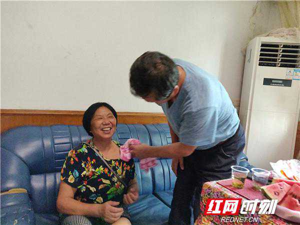 感动！98抗洪战士捐躯，他20年照料10位烈士母亲