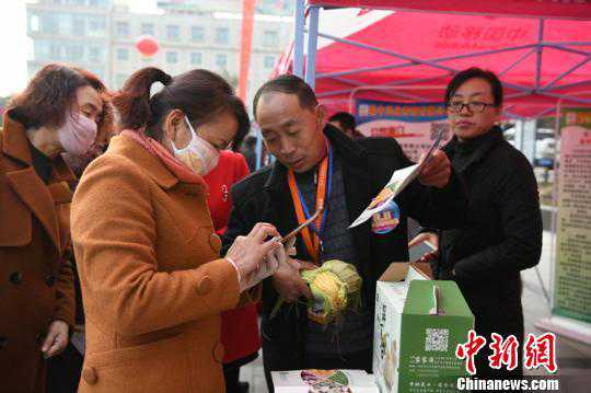 甘肃榆中闭塞乡村借“网”出山 村民忙种特色农产品 甘肃榆中闭塞乡村借“网”出山 村民忙种特色农产品