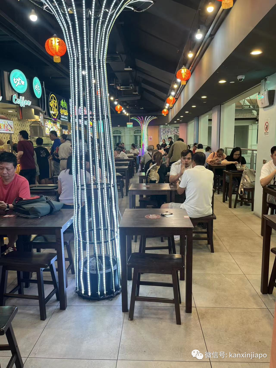 新加坡独特的占座文化，硬币、电脑、纸巾齐上场