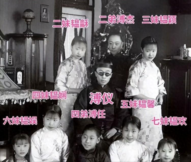 晚清老照片：贵族奶娘哺乳小少爷，妓女在洋人怀里衣衫不整