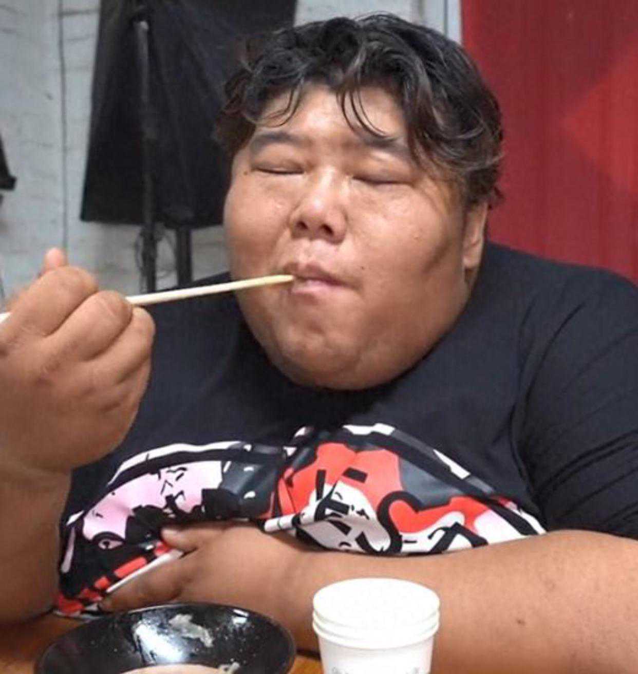 河北300多斤网红小伙，娶妻生子后，疯狂吃胖到560斤，月入几十万