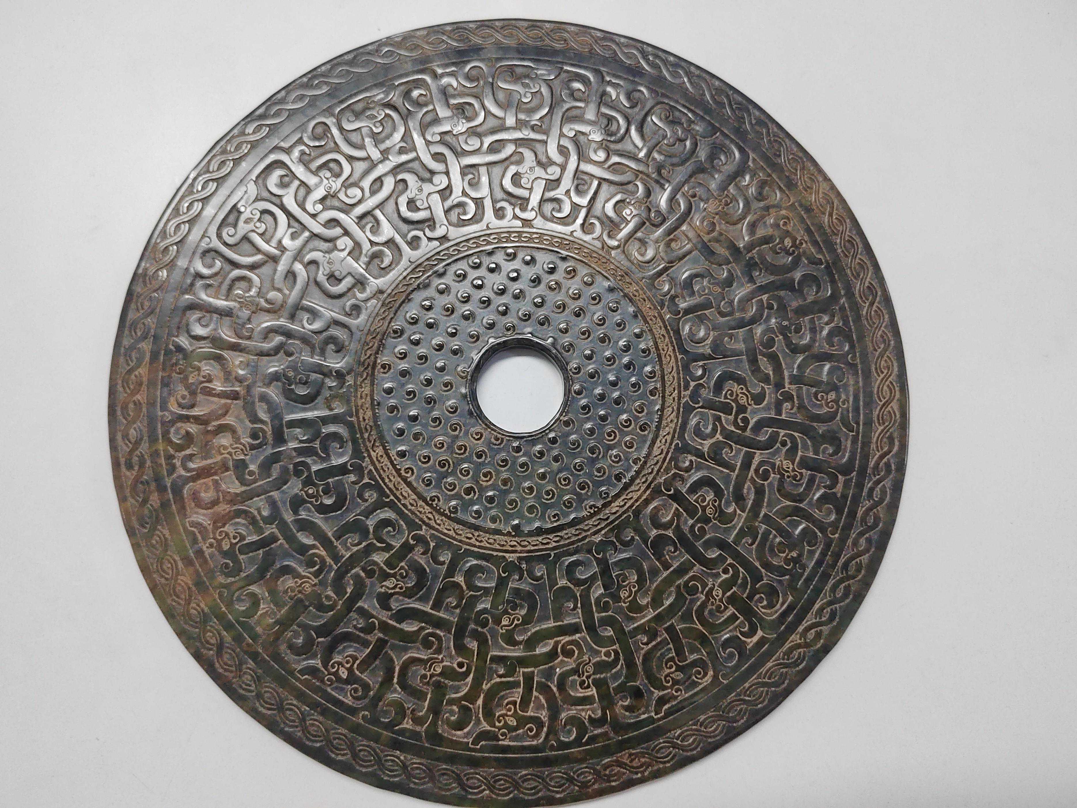 汉代青白玉勾云螭龙纹壁独特的美学风格