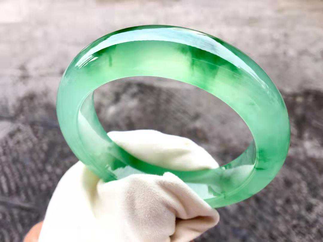 冰种翡翠手镯怎么挑？4招助你挑选冰种翡翠手镯
