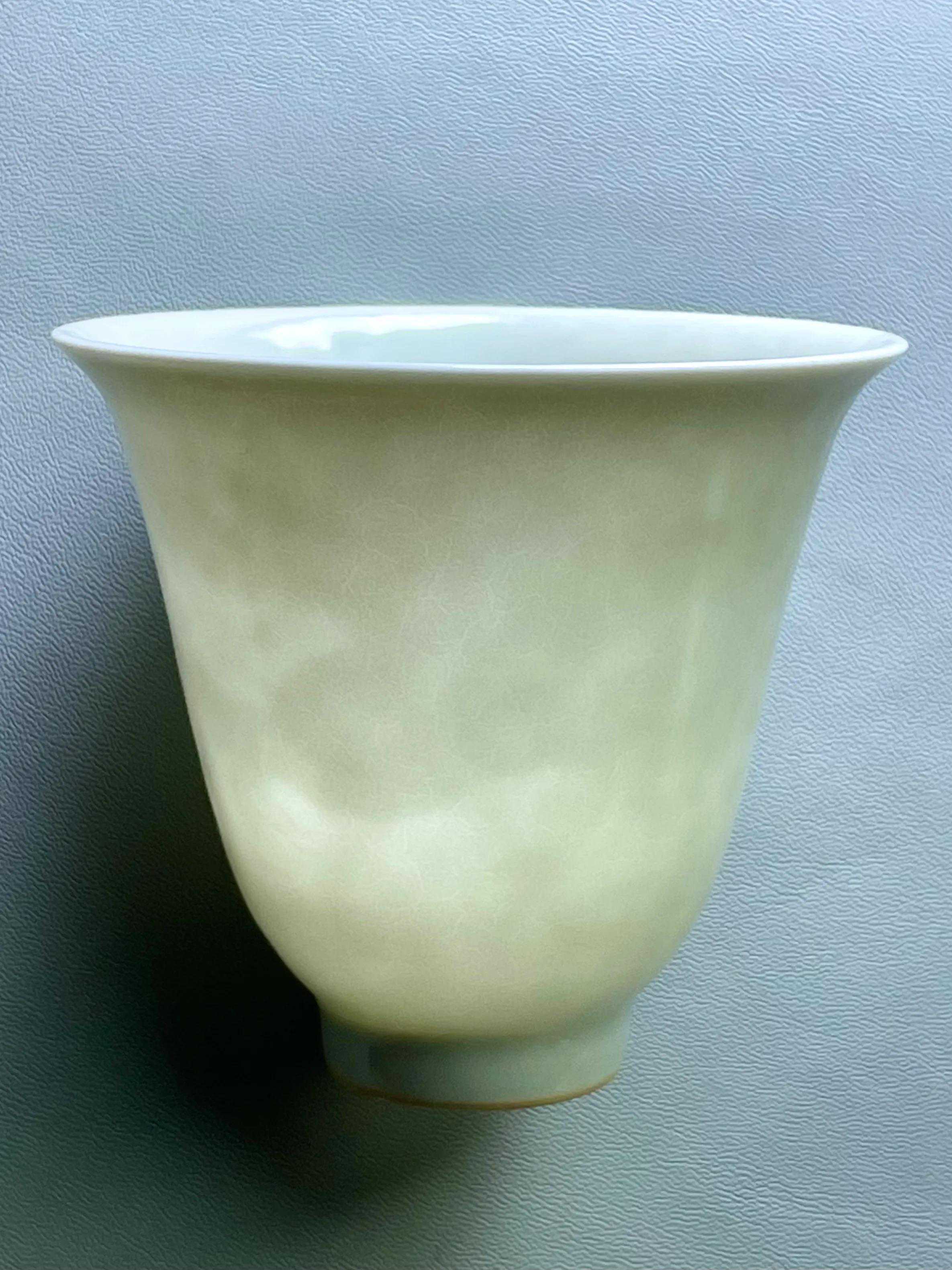 明永乐甜白釉暗花薄胎仰钟杯的艺术特征与鉴赏价值