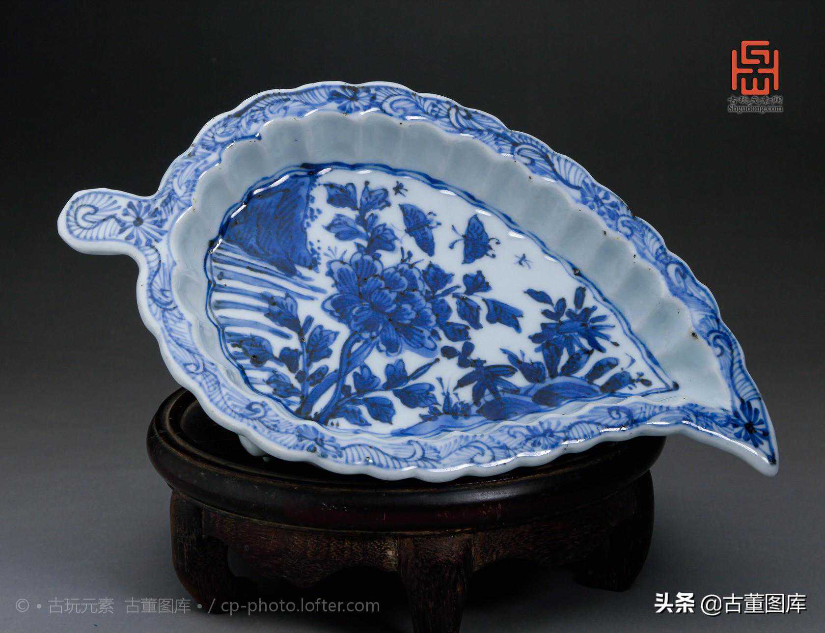 明末清初青花花蝶纹叶形三足盘