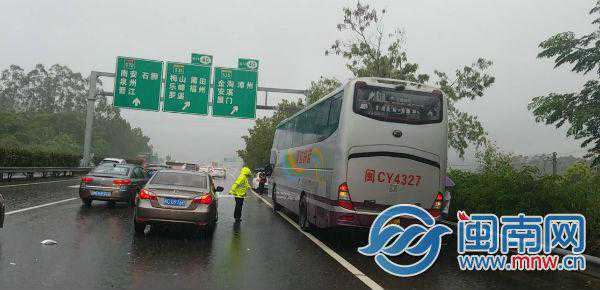 泉州高速返程车辆持续增加 雨天事故多发