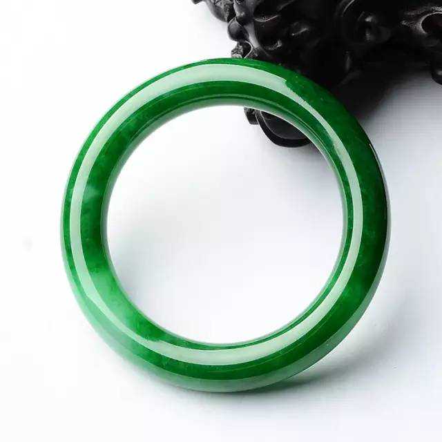 一生一知己，一世一镯玉