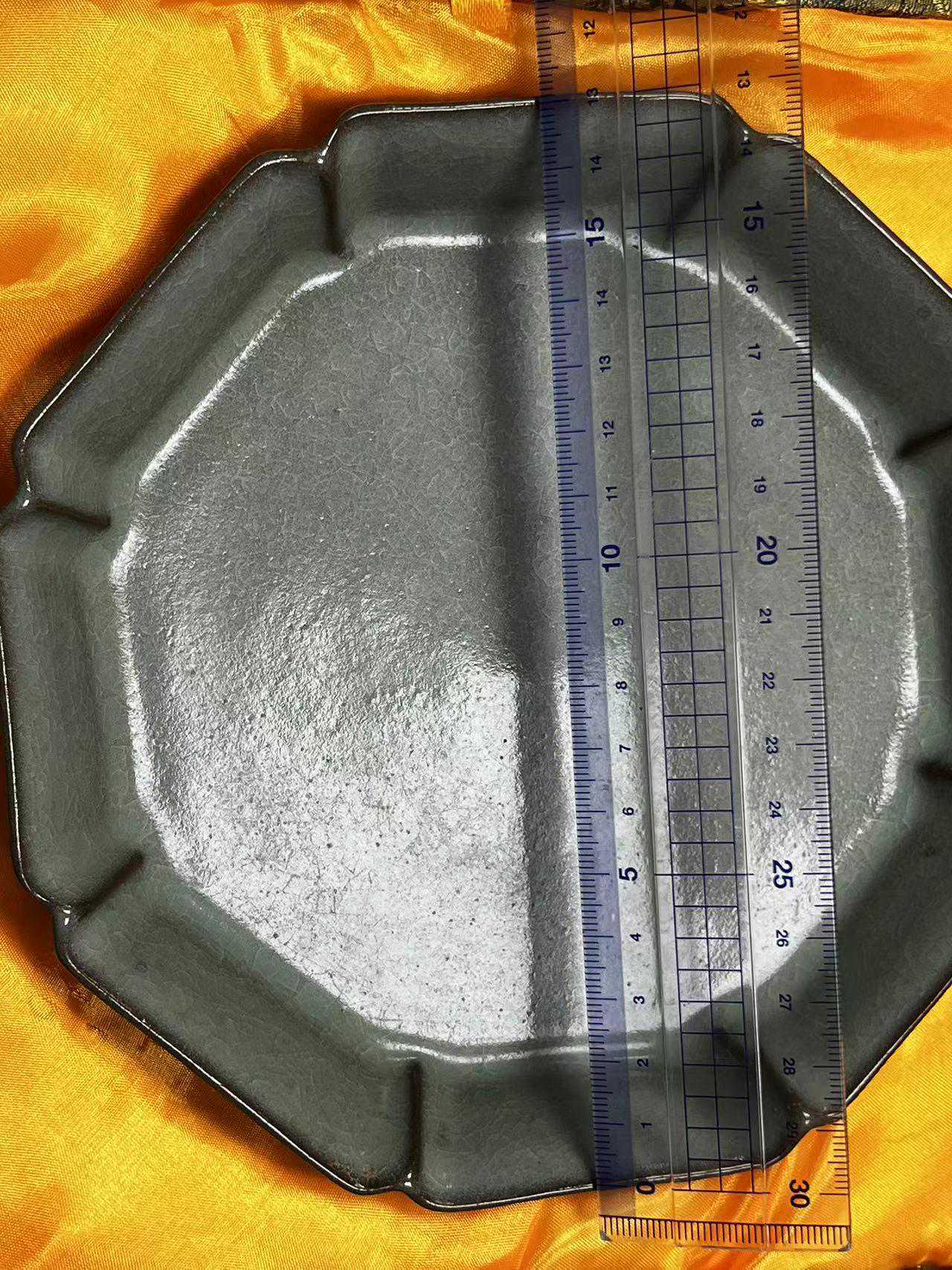 宋代官窑天青釉八棱花口盘古朴典雅之美感