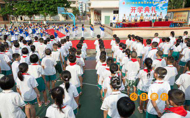 挥写“人”字 点亮梦想