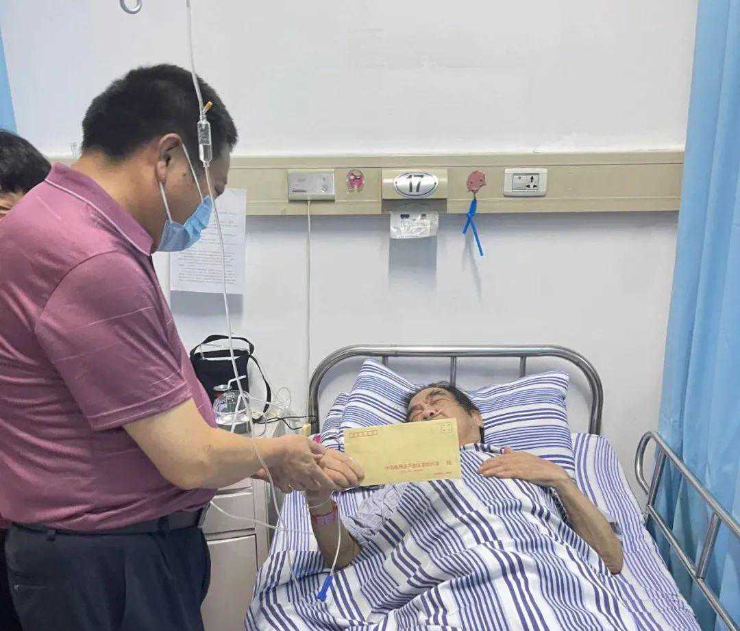 心系党员送温暖，“七一”慰问暖人心