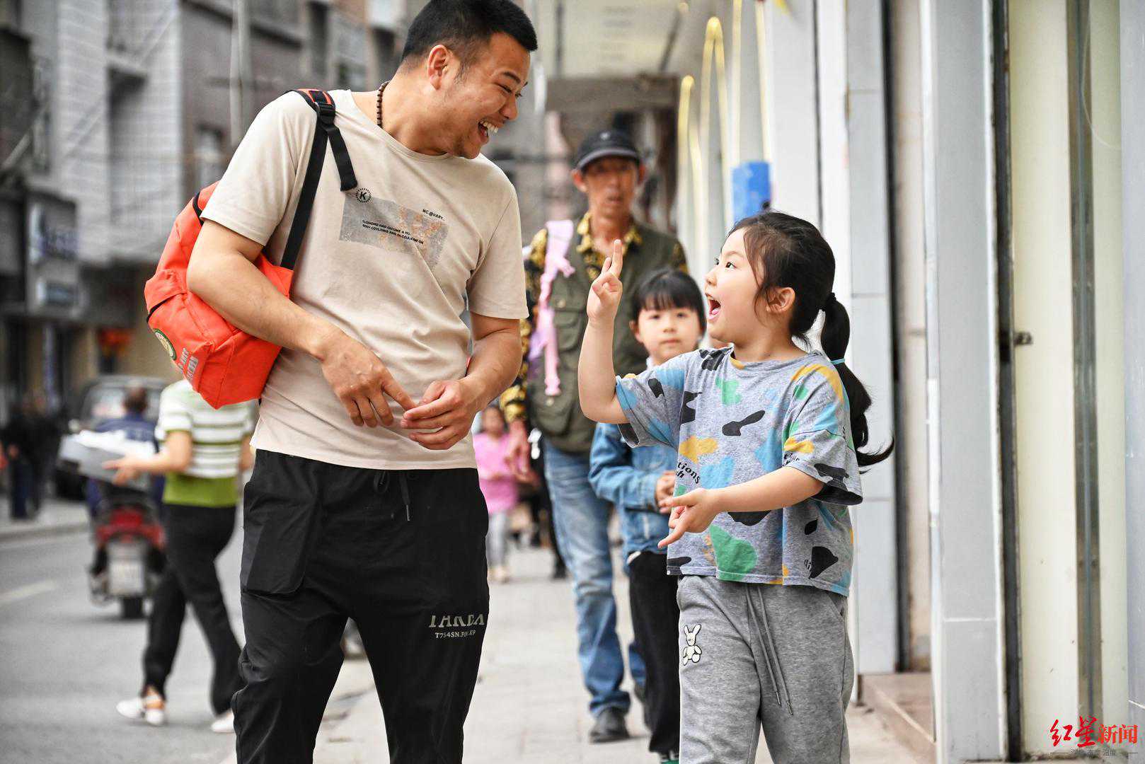 聋哑修脚师和他的6岁手语“翻译官”