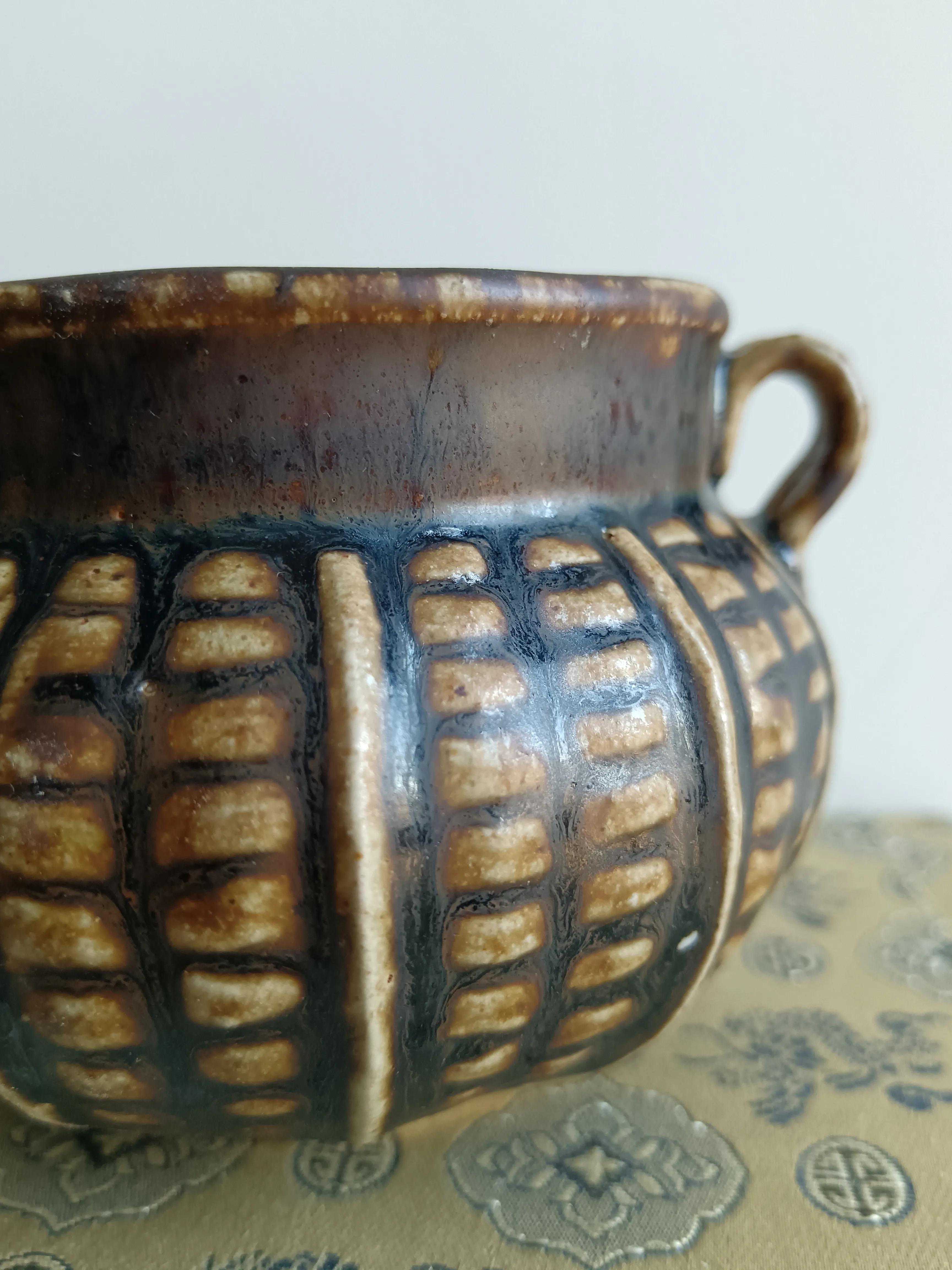 宋代黑釉出筋方格纹双系罐