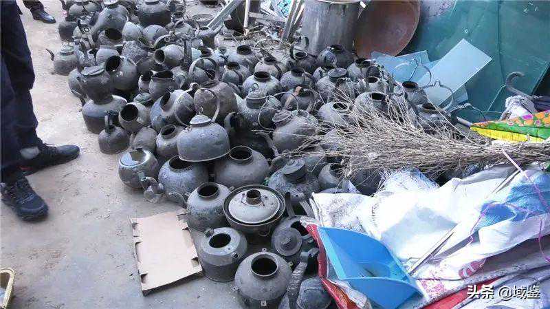 堪比博物馆的古玩店，开在废品站旁，每天收古董几箩筐