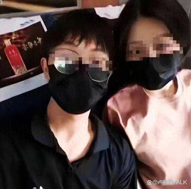 45岁离异女教授与22岁男学生搞暧昧，“师生恋”该不该被禁止？