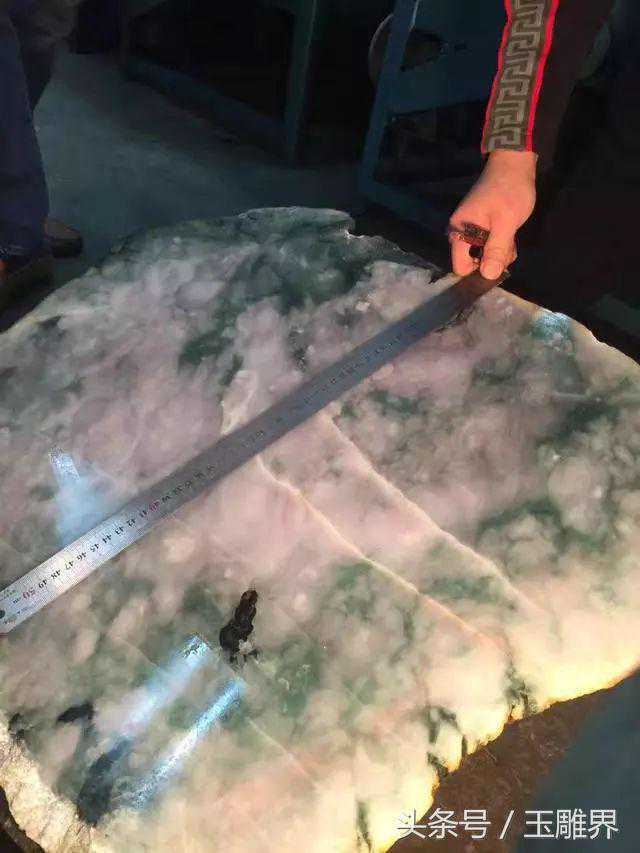 翡翠原石切出60只冰种飘花手镯后涨了百万，飘花凭什么这么贵?