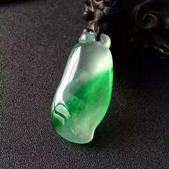 飘花会影响翡翠的价值吗？其实的飘花才是可遇不可求