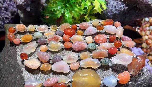 新疆有一种玛瑙形似葡萄干晶莹剔透，是什么玛瑙呢？