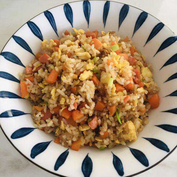 一定要收藏的鸡蛋火腿胡萝卜炒饭，简单零失败