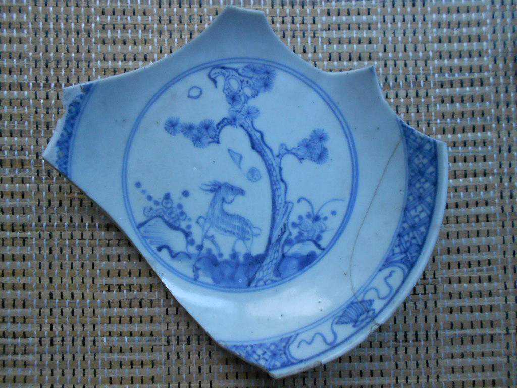 收藏-清代土层挖出的清雍正青花松树鹿纹残盘