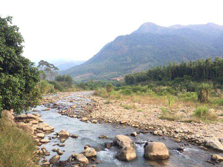 暴雨过后，一村民在涧边捡到一铜器，被一古董商抢走后引轩然大波