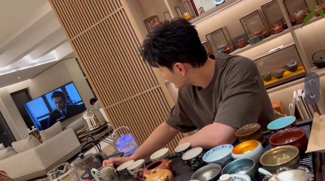 黄晓明豪宅内景罕曝光！古董级别紫砂壶摆满整墙，客厅面积像操场