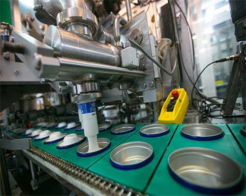 唐代绿釉绞胎瓷牛首杯